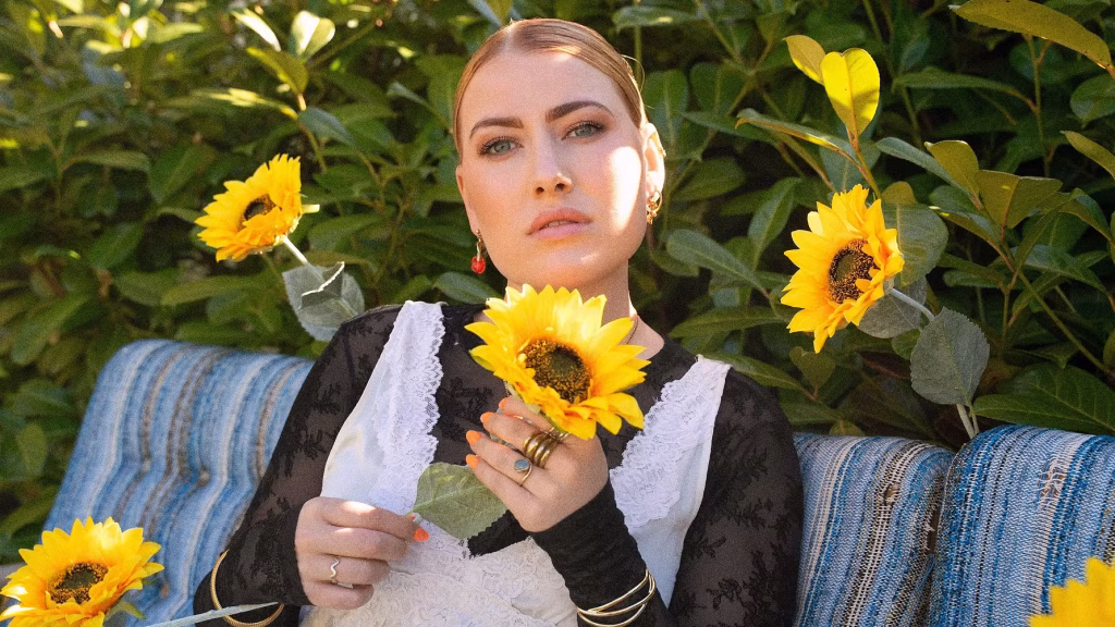 Emma Winther udgiver ny single “Usynlig” og sætter fokus på usynlige smerter: “Vi er mange, der ikke bliver taget alvorligt”
